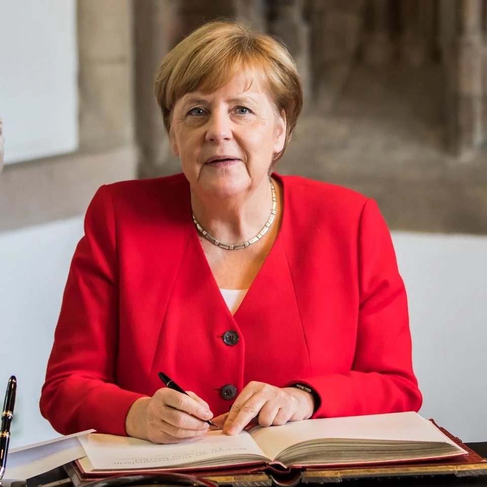 Angela Merkel'in ceketlerinin akıbeti belli oldu